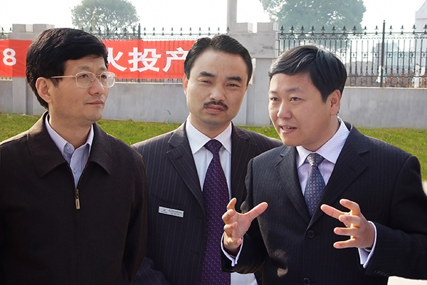 2004年12月，時(shí)任江西省委書(shū)記孟建柱（左一）視察高安紅獅，指示加快項(xiàng)目建設(shè)，為江西水泥行業(yè)結(jié)構(gòu)調(diào)整作出貢獻(xiàn)