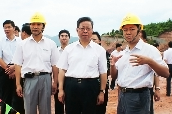 2006年8月，十二屆全國(guó)人大環(huán)境與資源保護(hù)委員會(huì)副主任委員黃小晶（右二，時(shí)任福建省省長(zhǎng)）來(lái)漳平紅獅視察