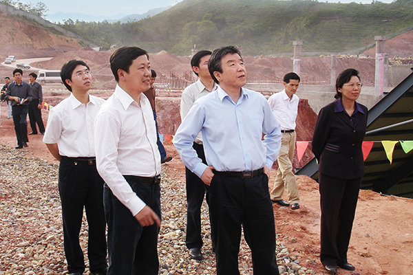 2007年4月，全國(guó)政協(xié)副主席盧展工（右二，時(shí)任福建省委書(shū)記）到漳平紅獅調(diào)研，要求加快項(xiàng)目建設(shè)，為海峽西岸經(jīng)濟(jì)區(qū)建設(shè)作出更大貢獻(xiàn)
