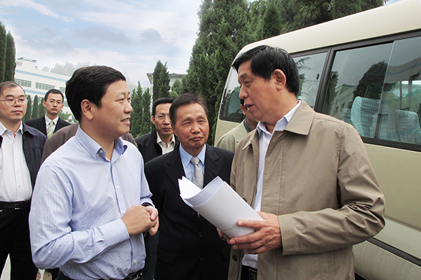 2010年9月，中央政治局常委、全國(guó)人大常委會(huì)委員長(zhǎng)栗戰(zhàn)書(shū)（右一，時(shí)任貴州省委書(shū)記）聽(tīng)取集團(tuán)董事長(zhǎng)章小華關(guān)于龍里紅獅項(xiàng)目匯報(bào)
